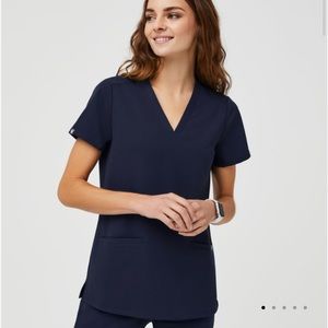 Figs 3-pocket scrub top